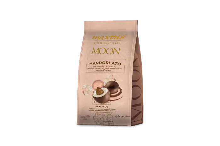 Maxtris Moon pralinky z mliečnej čokolády s náplňou z  mandľovo mliečnej čokolády s celou praženou mandľou 156g